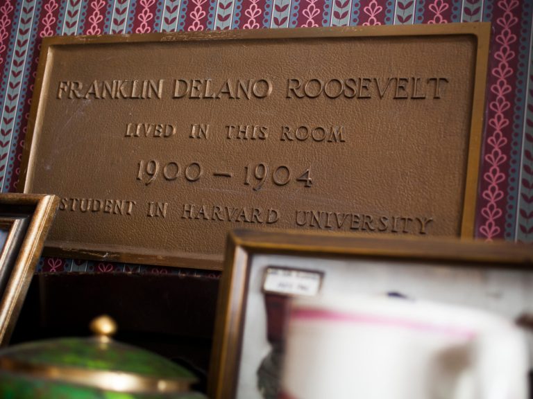 A plaque that says that FDR lived in the room