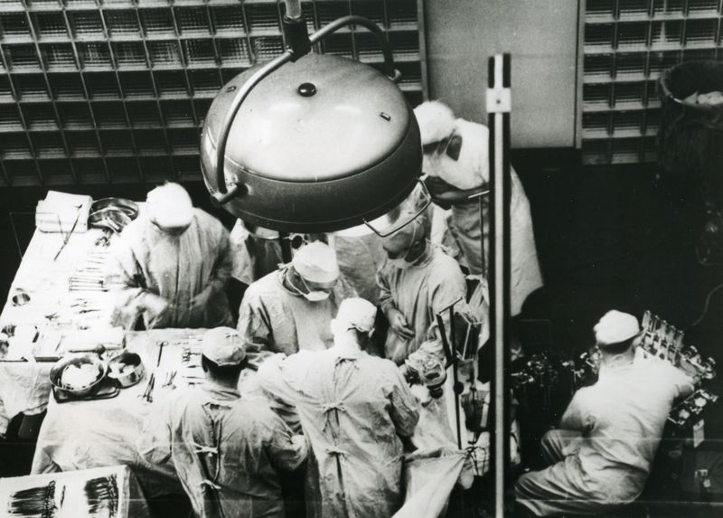 People performing the first organ transplant in 1954